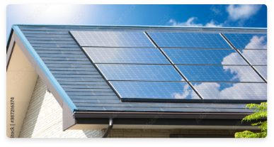 ブレーカーを触る男性